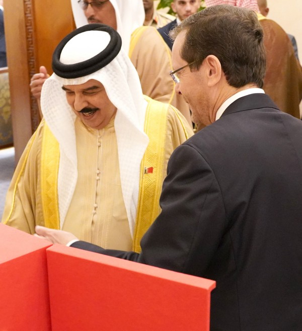 Bahrain King Hamad bin Isa Al Khalifa standing with Israeli President Isaac Herzog at Al-Qudaibiya Palace (December 4, 2022)